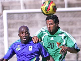 8 декабря сборная Танзании разгромила сборную Эритреи 4-0. Игрок эритрейцев Йонатан Гойтом - справа 