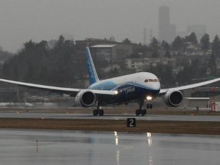 Новый самолет американской аэрокосмической корпорации Boeing Dreamliner успешно завершил первый испытательный полет над территорией штата Вашингтон на Западном побережье США