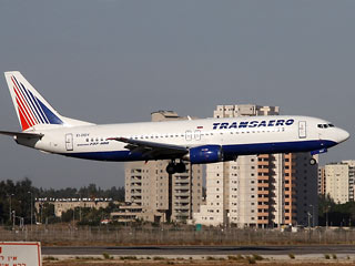 Пресс-служба российской авиакомпании "Трансаэро" опровергла сообщение ряда израильских СМИ, заявив, что самолет Boeing 737-400 не совершал посадку на закрытую взлетно-посадочную полосу в израильском аэропорту имени Бен-Гуриона