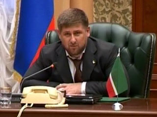 Президент Чечни Рамзан Кадыров встревожен ситуацией вокруг чеченских беженцев в Польше, попытавшихся захватить поезд, чтобы добраться до Страсбурга. Действия беженцев он назвал "шагом отчаяния" и возложил ответственность за произошедшее на Варшав