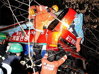 В результате аварии туристического автобуса в Южной Корее в среду погибли 11 человек, еще 20 получили ранения