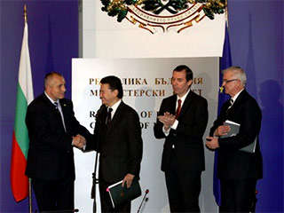 В Софии в среду было подписано соглашение о проведение в 2010 году болгарской столице матча за мировую шахматную корону между чемпионом Вишванатаном Анандом (Индия) и претендентом Веселином Топаловым (Болгария)