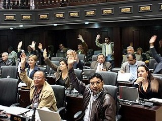 Национальная ассамблея (парламент) Венесуэлы приняла закон, который устанавливает потолок заработной платы госслужащих и чиновников всех рангов в 15 минимальных размеров оплаты труда