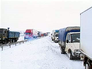 На автомобильной трассе М4 "Дон" из-за обильного снегопада вновь остановлено движение, на этот раз в Воронежской области, на участке с 700 до 777 км