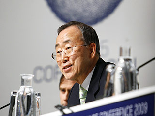Генеральный секретарь ООН Пан Ги Мун призвал сделать договор, достигнутый на климатическом саммите, юридически обязывающим