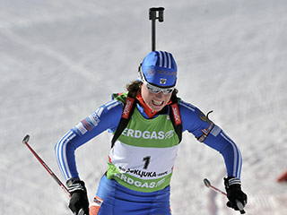 Россиянка Светлана Слепцова выиграла гонку преследования на этапе Кубка мира-2009/10 по биатлону в словенской Поклюке, завоевав вторую золотую медаль за два дня