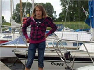 Полиция Нидерландов разыскивает пропавшую 14-летнюю Лору Деккер, которая мечтала стать самым молодым моряком-кругосветчиком в мире, однако осуществить плавание ей не разрешил суд