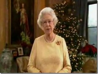 Королева Великобритании Елизавета II, прибывшая на рождественские праздники в английский замок Сэндрингэм, решила отметить их в нынешнем году в узком семейном кругу, только с родными