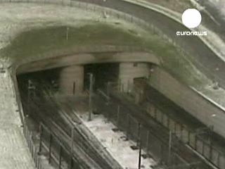 Движение пассажирских поездов через тоннель под Ла-Маншем, которое прекратилось еще в пятницу по невыясненным пока причинам, в ближайшие сутки не возобновится