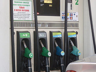 Розничные цены на бензин в России начали снижаться