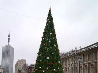 Церемония официального зажжения огней на главной новогодней елке в Архангельске закончилось вызовом экстренных служб