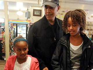 Обама напомнил, что ранее прививки были сделаны его дочерям - 11-летней Малии и 8-летней Саше