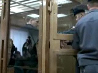 Бывший майор милиции Денис Евсюков, устроивший стрельбу в супермаркете попросил рассмотреть его дело с участием коллегии из трех судей