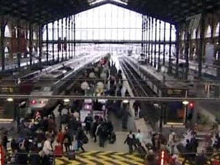 Скоростные поезда Eurostar во вторник возобновили движение по туннелю под Ла-Маншем в ограниченном режиме после почти пятидневного простоя