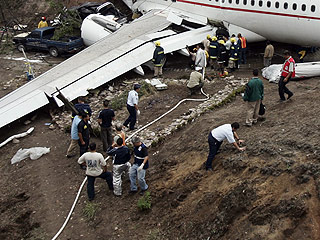 Пассажирский самолет американской авиакомпании American Airlines разбился в среду в аэропорту города Кингстон на Ямайке
