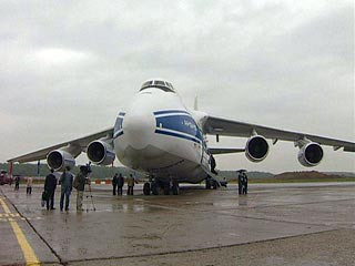 Дмитрий Медведев поручил правительству "предусмотреть в проекте государственной программы вооружения до 2020 года создание двадцати модернизированных военно-транспортных самолетов Ан-124"