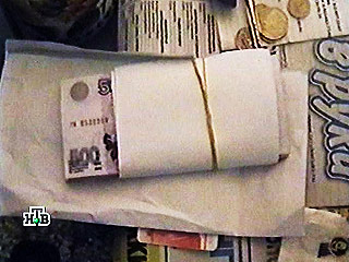 Предполагаемые преступницы изымали из хранилища средства, предназначенные для закладки в банкоматы, оставляя вместо них бумажные "куклы"