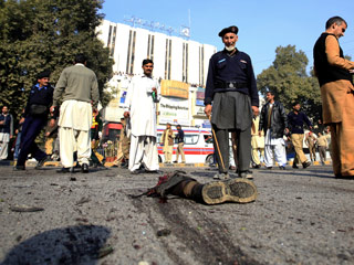 Восемь человек погибли и свыше 20 получили ранения в результате двух терактов, устроенных в четверг утром террористами-смертниками в городе Пешавар на северо-западе Пакистана