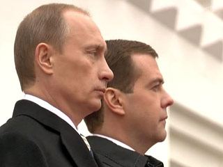 Лидерами этого своеобразного рейтинга для Медведева стало слово "должен", а для Путина - "мы". Примечательно, что вторая и третья строчки у обоих получились одинаковые - слово "наши" идет вторым и у президента