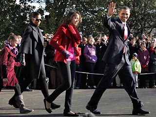Президент США Барак Обама, его супруга Мишель, дочери Малия и Саша и их общий любимец Бо - щенок португальской водной собаки - поздравили американцев с Рождеством