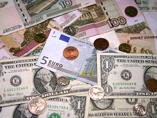 Доллар рухнул на 50 копеек, евро &#8211; на 57