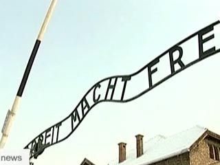 Надпись "Arbeit Macht Frei" с ворот бывшего гитлеровского концлагеря "Аушвиц-Биркенау" (Освенцим) была украдена, чтобы профинансировать теракты в Швеции