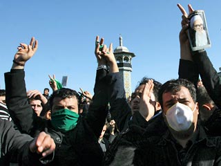 Демонстранты, выступающие на стороне иранской политической оппозиции, в субботу вступили в столкновение с силами безопасности на юге Тегерана