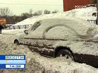 Из-за большого количества снега, выпавшего в ночь на субботу, движение в Петербурге сильно затруднено