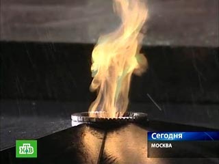 Вечный огонь перенесен сегодня от Могилы Неизвестного солдата у стен Московского Кремля к мемориалу Воинской славы на Поклонной горе