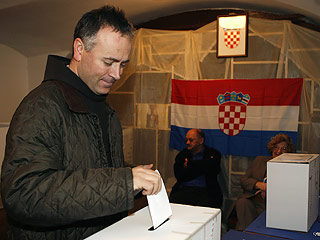 Первый тур президентских выборов проходит в Хорватии в воскресень