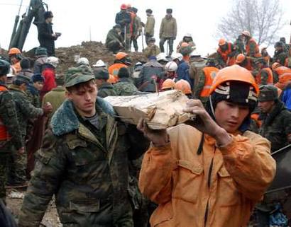 В 23:15 26 декабря (0:15 27 декабря мск) в Луганской области в городе Свердловск произошло сползание около 400 тонн горной массы от террикона шахты