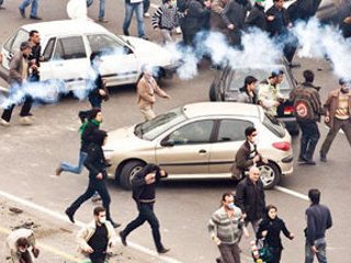 Полиция задержала около 300 человек в ходе воскресных манифестаций в Тегеране