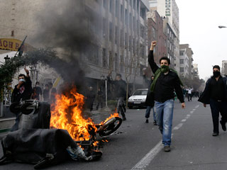 Жертвами спровоцированных оппозиционерами беспорядков в Тегеране стали более 15 человек. Такие данные представила оппозиция, выложив на интернет-сайтах любительские видеозаписи разгона демонстраций и столкновений манифестантов с полицией