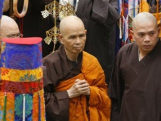 Несколько сотен вьетнамских буддистов - последователей популярного дзен-мастера Тхик Нят Ханя(на фото в центре), просят французские власти предоставить им политическое убежище