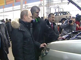 Премьер-министр РФ Владимир Путин во вторник принял участие в церемонии запуска во Владивостоке автозавода ОАО "Соллерс"
