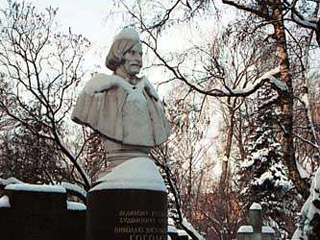 Могиле Гоголя вернули первозданный вид: на нее поставили Голгофу с могилы Булгакова и восстановили крест. Памятник, который ранее находился на могиле (на фото), передан филиалу Исторического музея