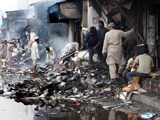 Толпы разгневанных жителей пакистанского города Карачи, возмущенных терактом, унесшим накануне более 40 жизней, разгромили и сожгли в минувшие сутки более тысячи лавок и около сотни автомобилей