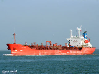 На борту захваченного 28 декабря сомалийскими пиратами танкера St James Park находятся три гражданина России