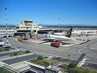 В аэропорту Милана уничтожили подозрительный пакет, напоминавший бомбу