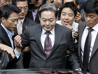 В августе 2009 года 67-летний Ли Гон Хи за махинации с ценными бумагами и уклонение от уплаты налогов был осужден на три года условно и рекордному в истории Южной Кореи штрафу
