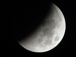В ночь под Новый год жители нашей страны "для пущей остроты праздничных ощущений смогут наблюдать частное лунное затмение"