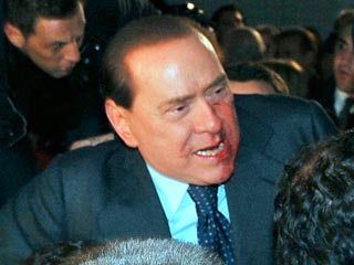 Берлускони решил использовать свое разбитое лицо на плакатах