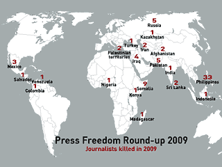 В уходящем году возросло количество убитых журналистов: если в 2008 году в мире погибли 60 работников СМИ, то в 2009 - уже 76. Такие данные собрала международная организация "Репортеры без границ" (Reporters sans frontieres - RSF)