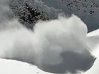 На Сахалине снежной лавиной с железной дороги сбит тепловоз и снегоочиститель