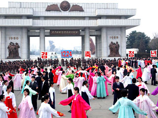 Жителям Северной Кореи власти снова советуют отказаться от популярного во многих странах приветствия в виде рукопожатия. Как пишет в четверг центральная газета страны Nodon Sinmun, рукопожатие "не соответствует национальному стилю" и "негигиенично"