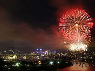 Одним из первых, красочным салютом, Новый год встретил Сидней