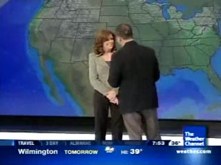 Ведущая телеканала Weather Channel Ким Перес получила предложение руки и сердца во время прогноза погоды