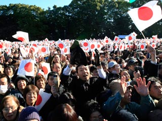 Почти 80 тыс. человек пришли сегодня к императорскому дворцу в центре японской столицы, чтобы поздравить с Новым годом монарха и членов его семьи