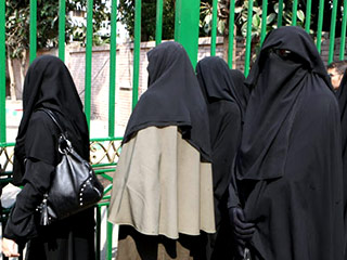 Административный суд Египта запретил студенткам сдавать экзамены в никабах (мусульманская женская одежда, полностью скрывающая лицо и фигуру женщины), подтвердив тем самым принятые ранее соответствующие решения руководства трех крупнейших университетов Ег