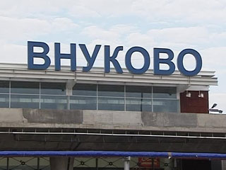 В Москве в аэропорту "Внуково" по неустановленным причинам на взлетно-посадочной полосе произошло небольшое столкновение двух самолетов